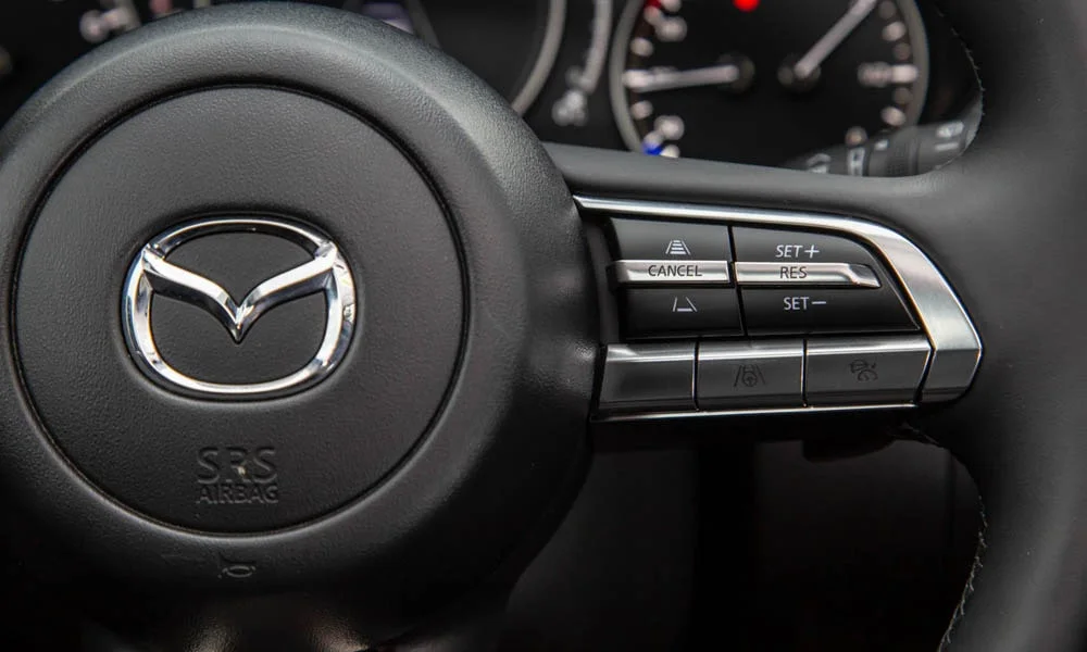 Фото Mazda CX-30 — руль, фото 4. Обшивка обода и компоновка спиц крупным планом Mazda CX-30 — руль, фото 4