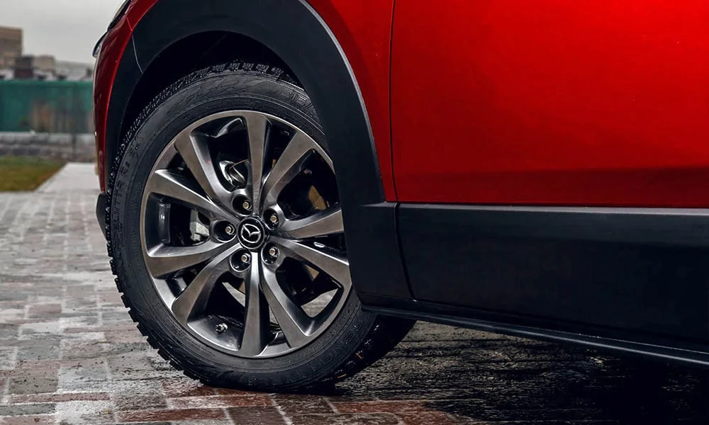 Фото Mazda CX-30 — колесо и диск. Дизайн спиц и профиль резины крупным планом. При подборе зимнего комплекта сохраняйте наружный диаметр колеса Mazda CX-30 — колесо и диск