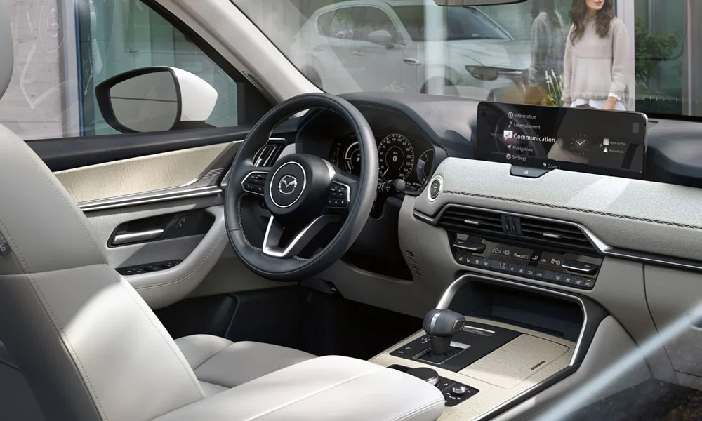 Фото Mazda CX-60 (2024) — передняя панель. Компоновка экранов, дефлекторов и консоли. Мягкие материалы верхнего яруса и вставки задают уровень интерьера Mazda CX-60 (2024) — передняя панель
