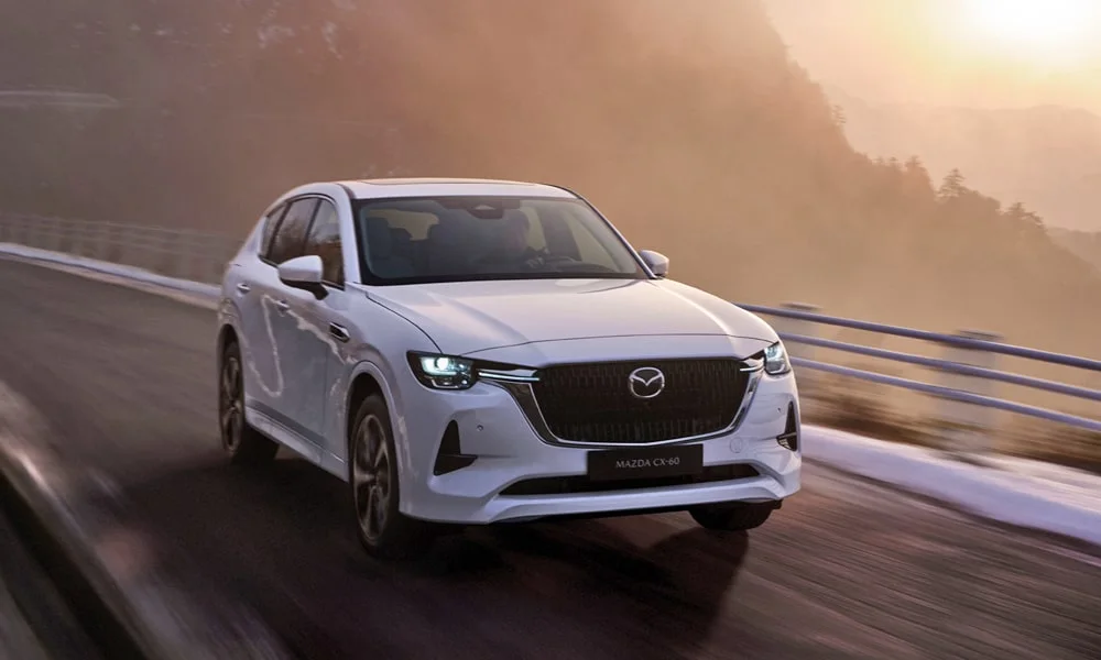 Фото Mazda CX-60 (2024) — вид спереди, фото 8. Оптика, решётка и бампер — первое впечатление о модели. Дневные ходовые огни включаются автоматически с запуском Mazda CX-60 (2024) — вид спереди, фото 8