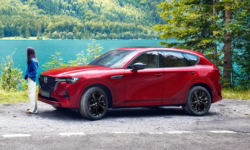 Фото Mazda CX-60 (2024) — вид спереди, фото 9. Анфас: пропорции капота, посадка кузова и графика ходовых огней. Рисунок ходовых огней — подпись модели, по нему её узнают в потоке Mazda CX-60 (2024) — вид спереди, фото 9