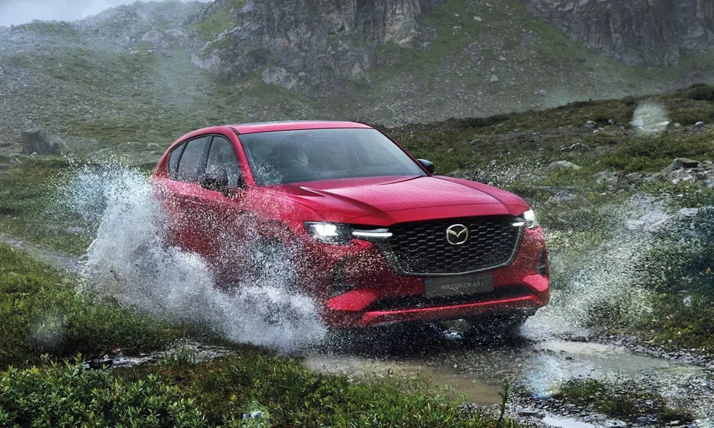 Фото Mazda CX-60 (2024) — вид спереди, фото 10. Красный кузов, строгая симметрия оптики — базовый ракурс знакомства с дизайном Mazda CX-60 (2024) — вид спереди, фото 10