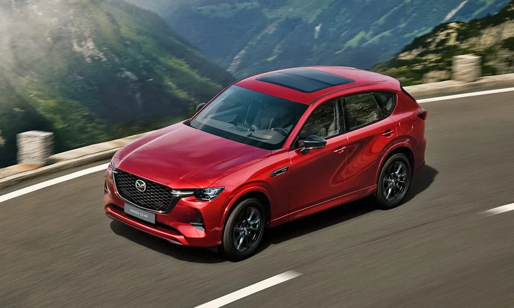 Фото Mazda CX-60 (2024) — вид спереди, фото 11. Анфас: пропорции капота, посадка кузова и графика ходовых огней. Рисунок ходовых огней — подпись модели, по нему её узнают в потоке Mazda CX-60 (2024) — вид спереди, фото 11