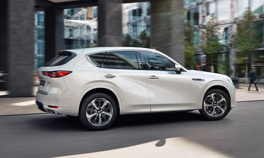 Фото Mazda CX-60 (2024) — вид сзади, фото 3. Графика фонарей, бампер и оформление пятой двери. Насадки выхлопа или их имитация внизу бампера различают версии Mazda CX-60 (2024) — вид сзади, фото 3