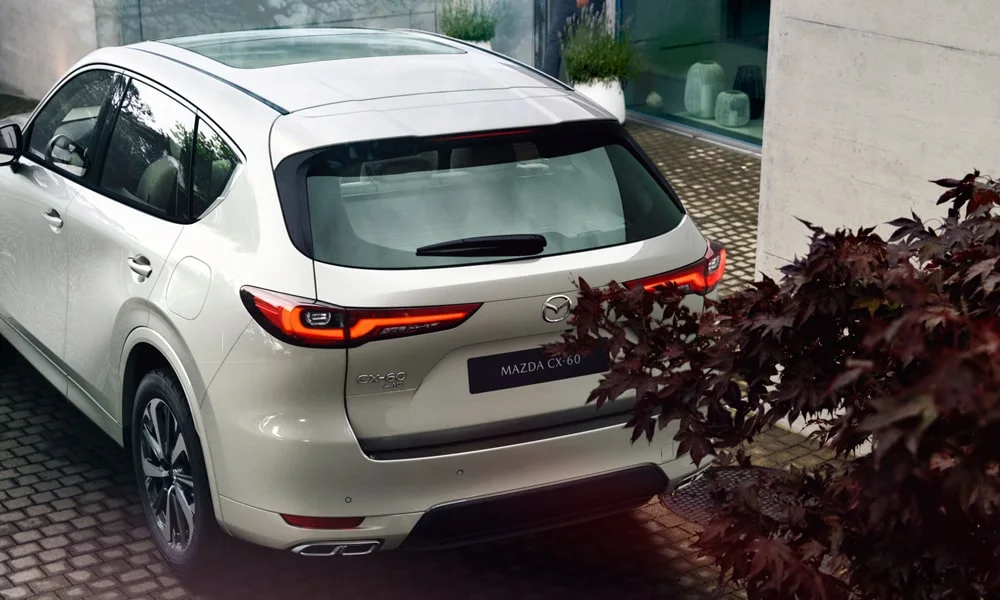 Фото Mazda CX-60 (2024) — вид сзади, фото 4. Графика фонарей, бампер и оформление пятой двери. Светодиодная полоса или раздельные секции — задняя оптика стала главным украшением кормы Mazda CX-60 (2024) — вид сзади, фото 4