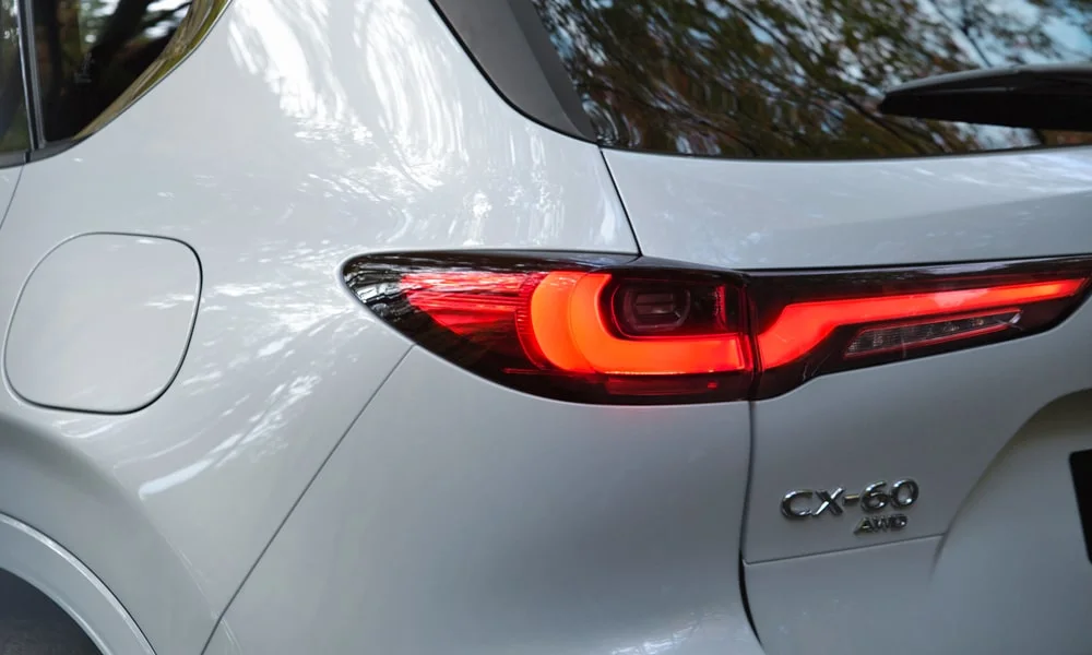 Фото Mazda CX-60 (2024) — вид сзади, фото 5. Белый кузов сзади — фонари и бампер определяют ночной образ модели Mazda CX-60 (2024) — вид сзади, фото 5
