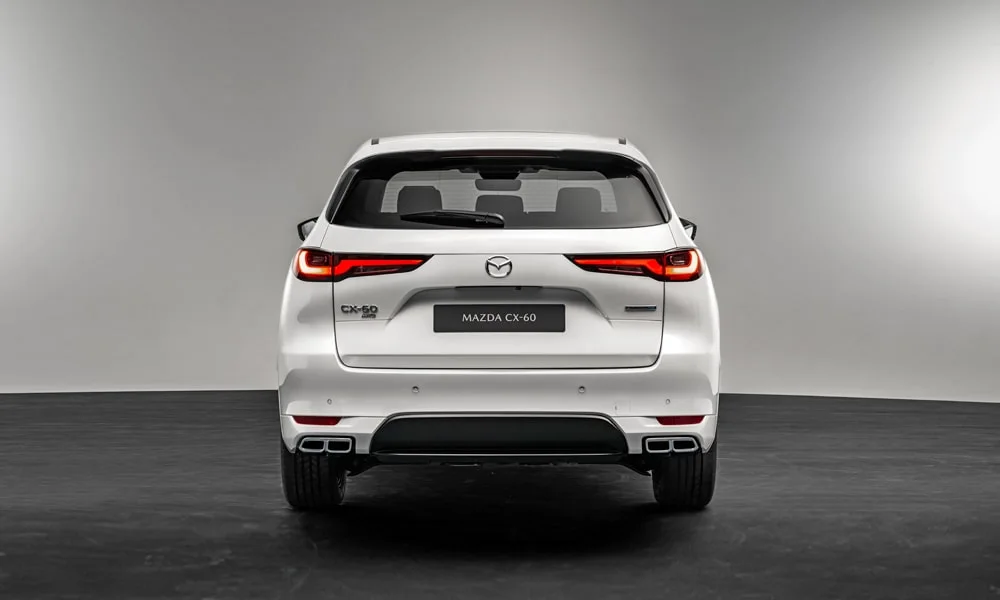 Фото Mazda CX-60 (2024) — вид сзади, фото 6. Белый кузов сзади — фонари и бампер определяют ночной образ модели. Светодиодная полоса или раздельные секции — задняя оптика стала главным украшением кормы Mazda CX-60 (2024) — вид сзади, фото 6