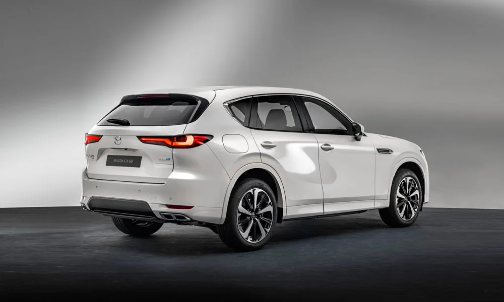 Фото Mazda CX-60 (2024) — вид сзади, фото 7. Корма в белом цвете: графика фонарей и пластика пятой двери. Насадки выхлопа или их имитация внизу бампера различают версии Mazda CX-60 (2024) — вид сзади, фото 7