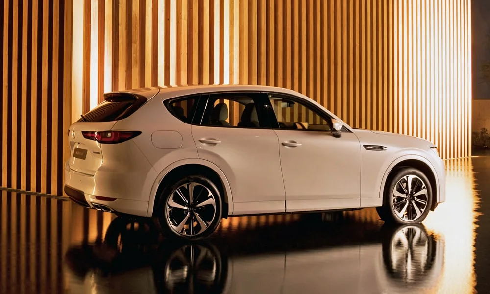 Фото Mazda CX-60 (2024) — вид сзади, фото 8. Корма в белом цвете: графика фонарей и пластика пятой двери Mazda CX-60 (2024) — вид сзади, фото 8