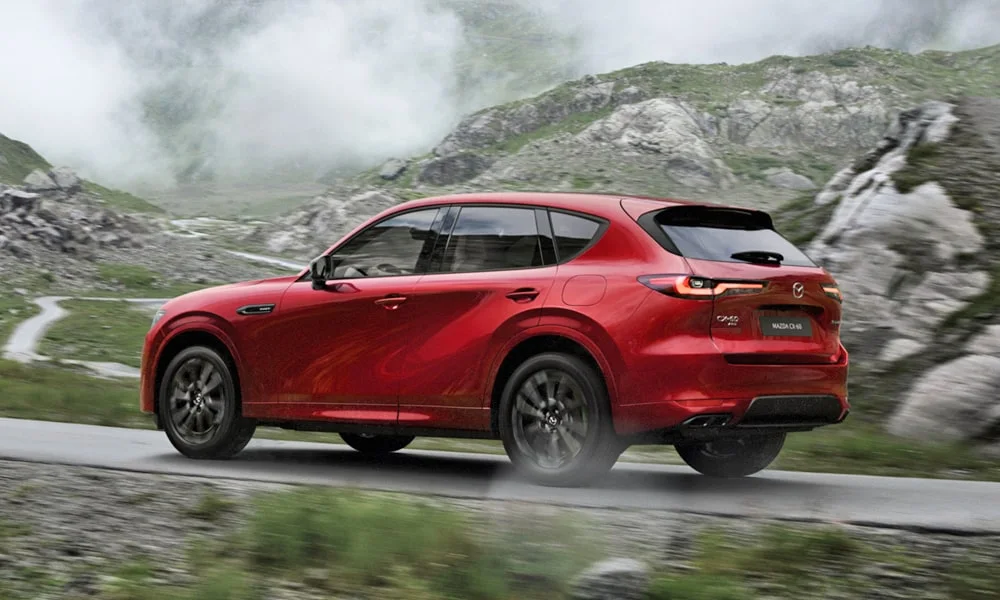 Фото Mazda CX-60 (2024) — вид сзади, фото 9. Красный кузов сзади — фонари и бампер определяют ночной образ модели Mazda CX-60 (2024) — вид сзади, фото 9