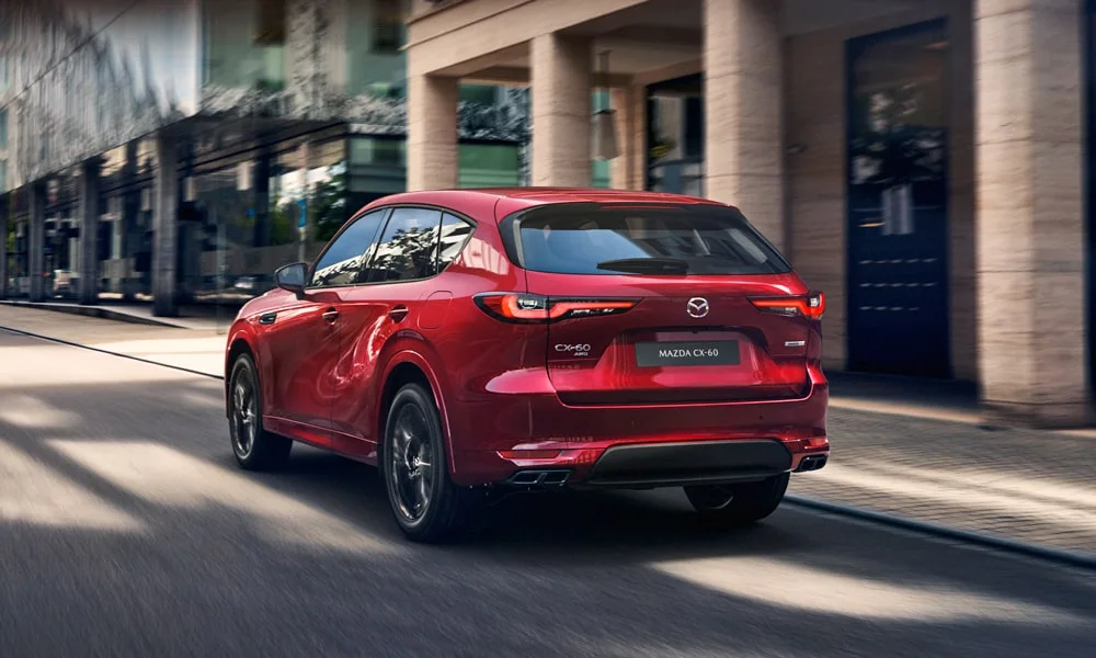 Фото Mazda CX-60 (2024) — вид сзади, фото 10. Линия крыши, стойки и задняя дверь в красном исполнении. Светодиодная полоса или раздельные секции — задняя оптика стала главным украшением кормы Mazda CX-60 (2024) — вид сзади, фото 10