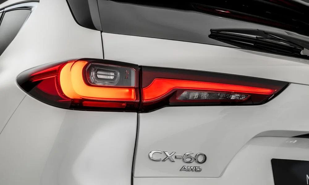 Фото Mazda CX-60 (2024) — задние фонари. Рассеиватель фонаря вблизи: компоновка секций габарита, стопа и поворотника Mazda CX-60 (2024) — задние фонари
