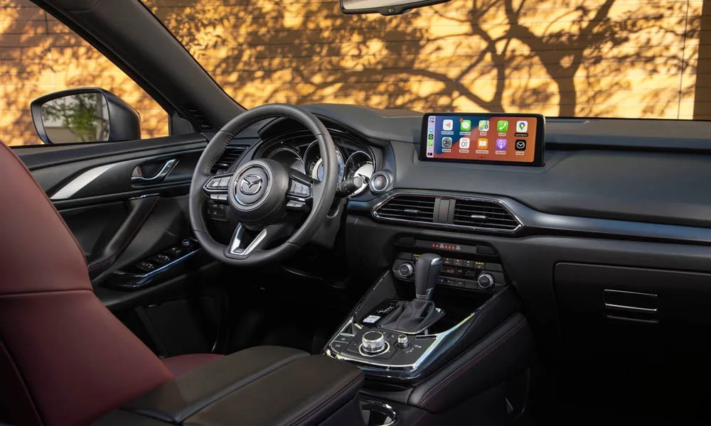 Фото Mazda CX-9 — передняя панель. Компоновка экранов, дефлекторов и консоли Mazda CX-9 — передняя панель