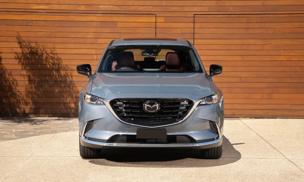Фото Mazda CX-9 — вид спереди, фото 7. Оптика, решётка и бампер — первое впечатление о модели. Дневные ходовые огни включаются автоматически с запуском Mazda CX-9 — вид спереди, фото 7