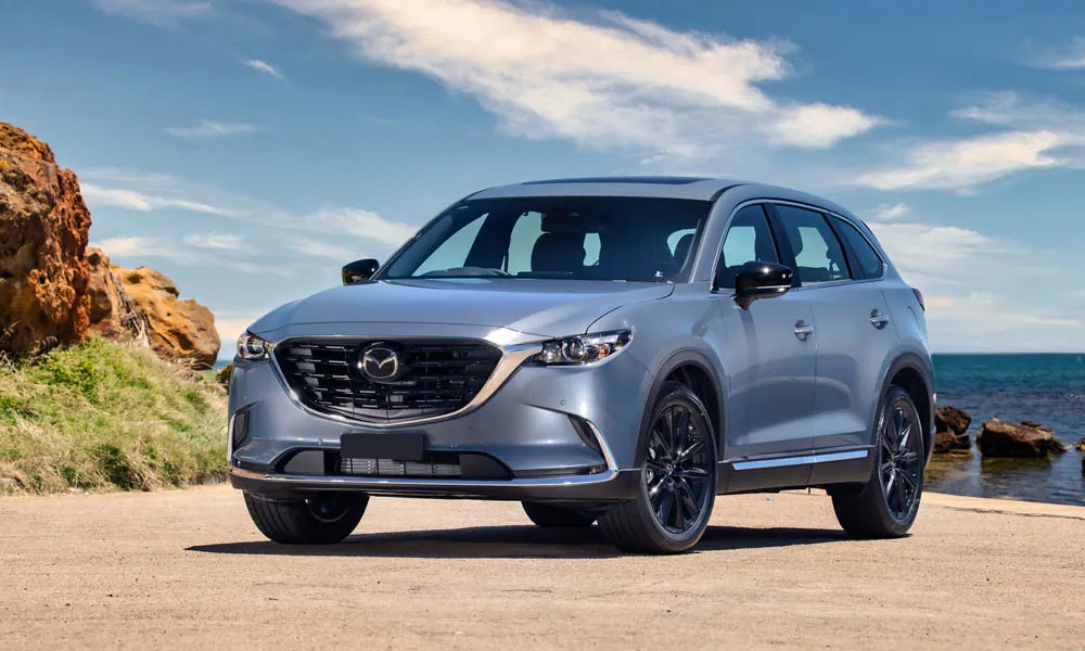 Фото Mazda CX-9 — вид спереди, фото 9. Анфас: пропорции капота, посадка кузова и графика ходовых огней. Рисунок ходовых огней — подпись модели, по нему её узнают в потоке Mazda CX-9 — вид спереди, фото 9