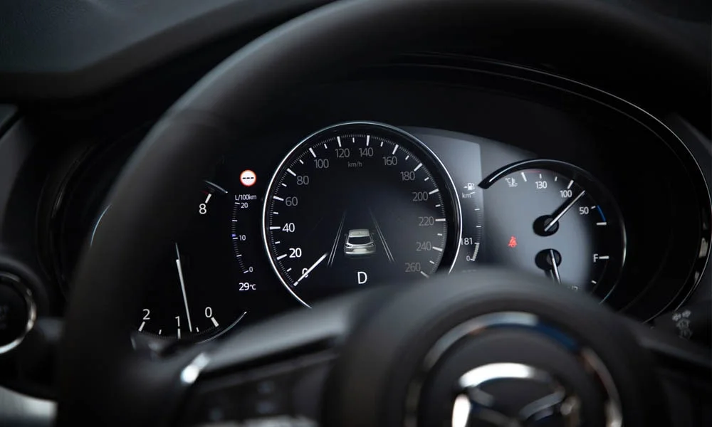 Фото Mazda CX-9 — приборная панель. Экран приборов за рулём — вся ходовая информация перед глазами. Компоновка приборов настраивается в меню у большинства версий Mazda CX-9 — приборная панель