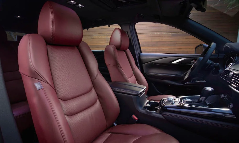 Фото Mazda CX-9 — интерьер. Общий план салона: архитектура панели, консоль и кресла. Уровень отделки читается по стыкам панелей и мягким поверхностям в зонах касания Mazda CX-9 — интерьер