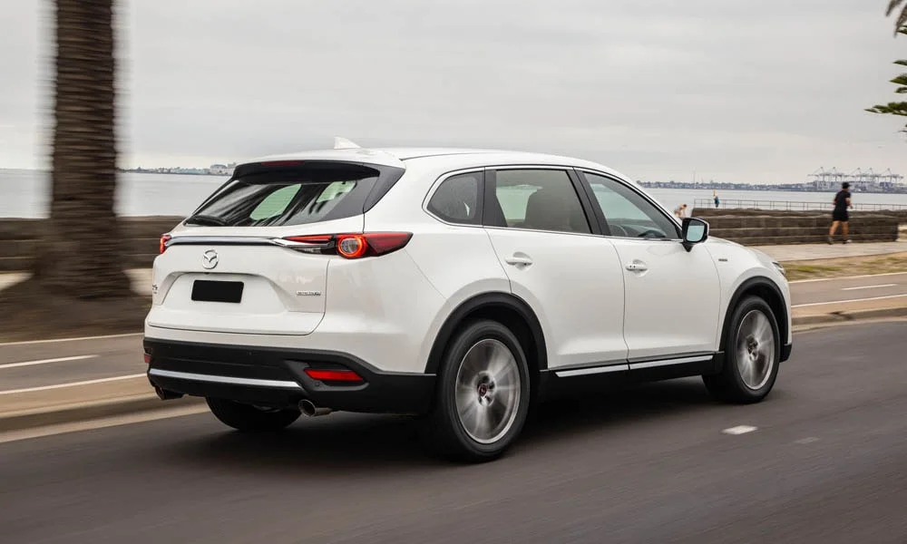 Фото Mazda CX-9 — вид сзади, фото 3. Линия крыши, стойки и задняя дверь в белом исполнении. Светодиодная полоса или раздельные секции — задняя оптика стала главным украшением кормы Mazda CX-9 — вид сзади, фото 3