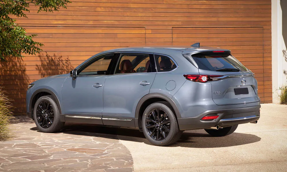 Фото Mazda CX-9 — вид сзади, фото 6. Графика фонарей, бампер и оформление пятой двери Mazda CX-9 — вид сзади, фото 6