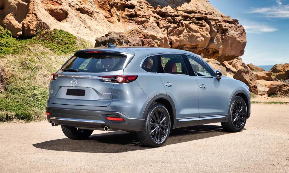 Фото Mazda CX-9 — вид сзади, фото 7. Графика фонарей, бампер и оформление пятой двери Mazda CX-9 — вид сзади, фото 7