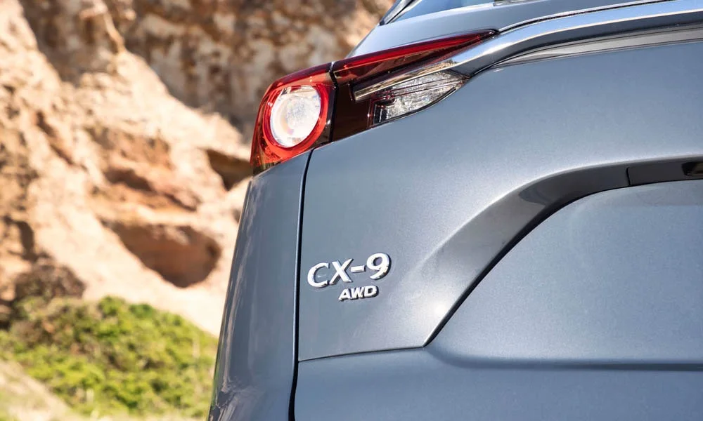 Фото Mazda CX-9 — вид сзади, фото 10. Графика фонарей, бампер и оформление пятой двери. Светодиодная полоса или раздельные секции — задняя оптика стала главным украшением кормы Mazda CX-9 — вид сзади, фото 10