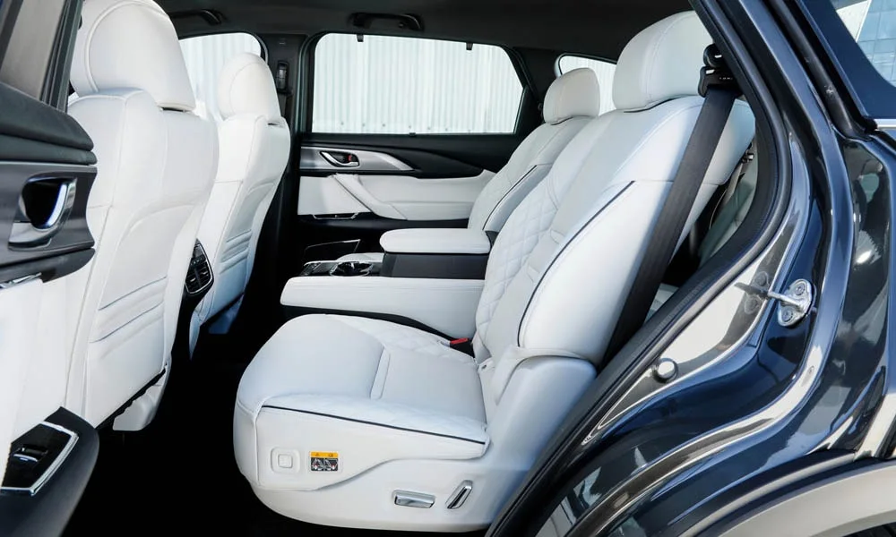 Фото Mazda CX-9 — задние сиденья, фото 3. Посадка второго ряда: подголовники и подлокотник Mazda CX-9 — задние сиденья, фото 3