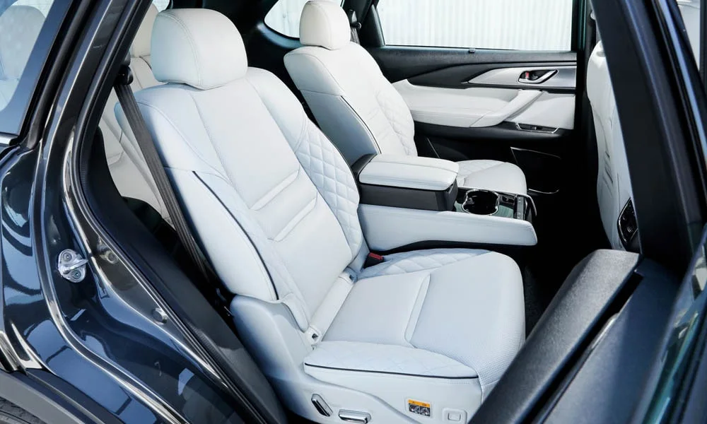 Фото Mazda CX-9 — задние сиденья, фото 4. Посадка второго ряда: подголовники и подлокотник. Плоский пол упрощает посадку втроём Mazda CX-9 — задние сиденья, фото 4
