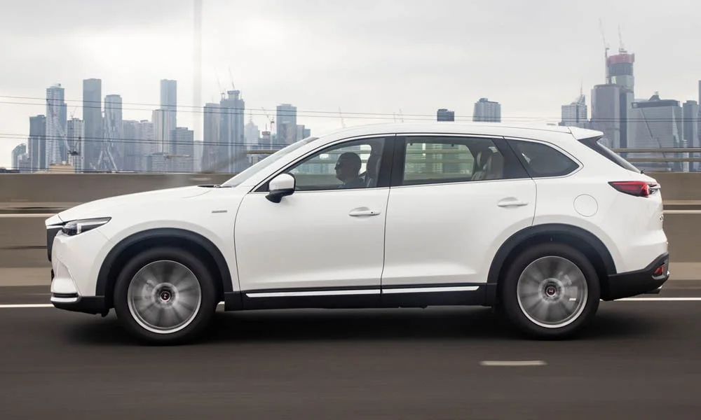 Фото Mazda CX-9 — вид сбоку, фото 2. Белый кузов в профиль — пропорции, высота посадки и дизайн дисков Mazda CX-9 — вид сбоку, фото 2