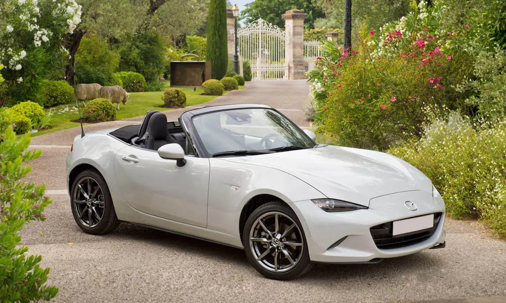 Фото Mazda MX-5 — вид спереди, фото 6. Анфас: пропорции капота, посадка кузова и графика ходовых огней Mazda MX-5 — вид спереди, фото 6