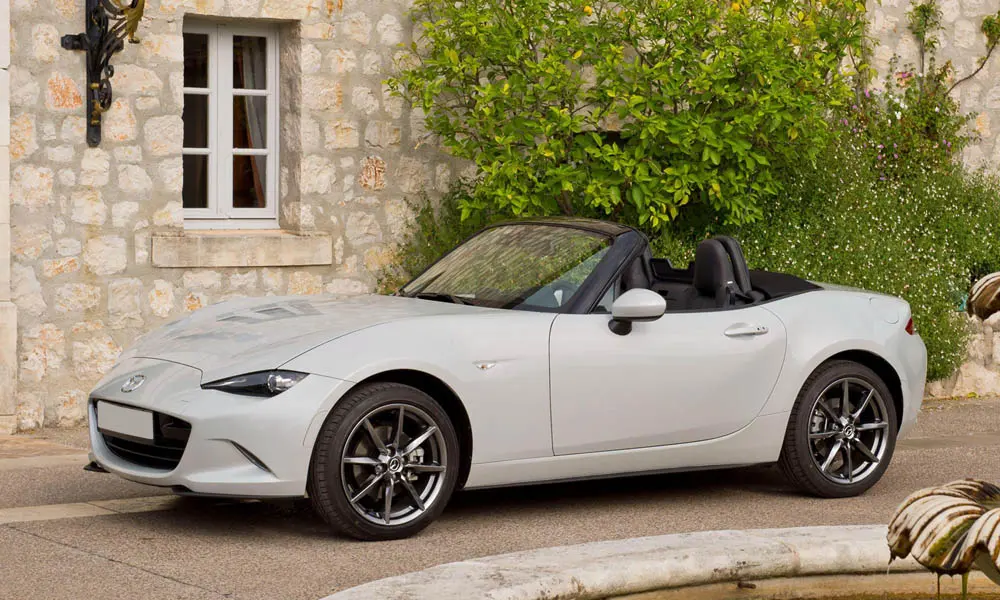 Фото Mazda MX-5 — вид спереди, фото 7. Кузов в серебристом цвете: рисунок оптики и решётки задаёт узнаваемое «лицо» модели Mazda MX-5 — вид спереди, фото 7