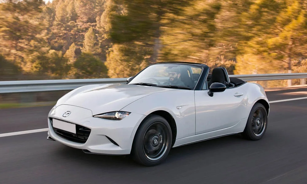 Фото Mazda MX-5 — вид спереди, фото 9. Анфас: пропорции капота, посадка кузова и графика ходовых огней Mazda MX-5 — вид спереди, фото 9