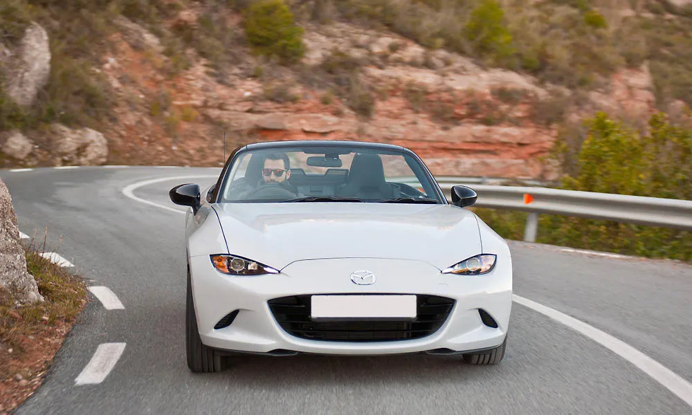 Фото Mazda MX-5 — вид спереди, фото 10. Анфас: пропорции капота, посадка кузова и графика ходовых огней Mazda MX-5 — вид спереди, фото 10