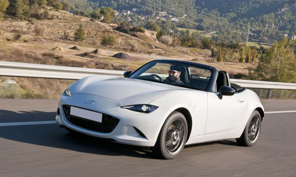 Фото Mazda MX-5 — вид спереди, фото 11. Анфас: пропорции капота, посадка кузова и графика ходовых огней. Рисунок ходовых огней — подпись модели, по нему её узнают в потоке Mazda MX-5 — вид спереди, фото 11