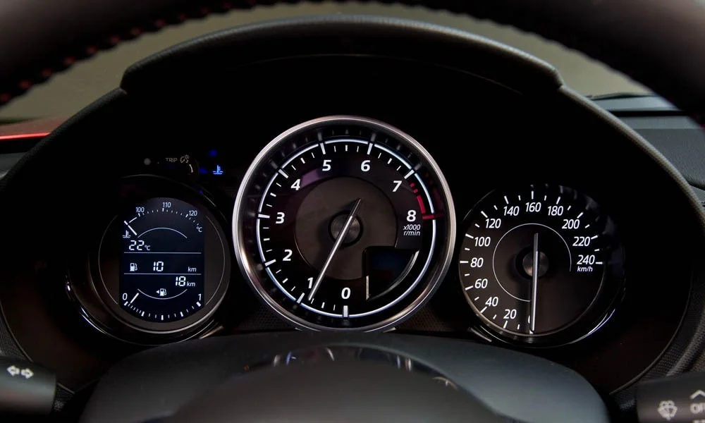 Фото Mazda MX-5 — приборная панель. Экран приборов за рулём — вся ходовая информация перед глазами. Компоновка приборов настраивается в меню у большинства версий Mazda MX-5 — приборная панель