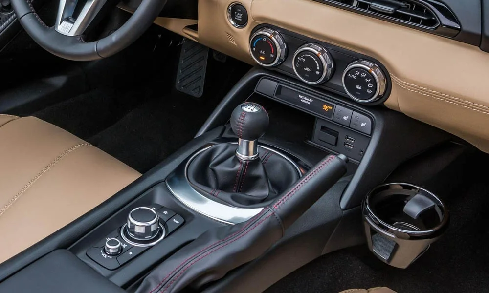 Фото Mazda MX-5 — селектор коробки передач. Управление коробкой: компактный селектор освобождает место на тоннеле. Автохолд удерживает машину на светофоре без ноги на тормозе Mazda MX-5 — селектор коробки передач