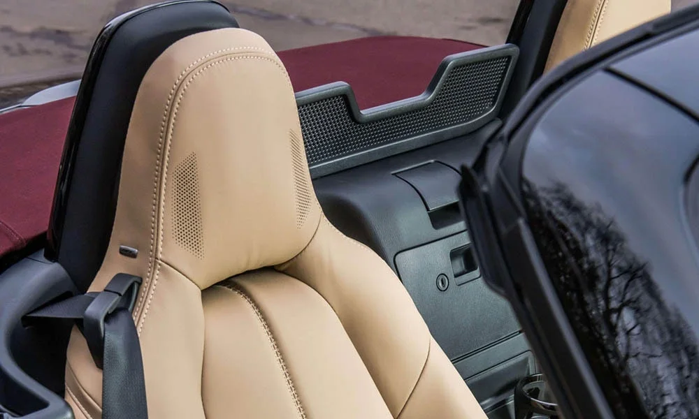 Фото Mazda MX-5 — интерьер, фото 2. Общий план салона: архитектура панели, консоль и кресла. Уровень отделки читается по стыкам панелей и мягким поверхностям в зонах касания Mazda MX-5 — интерьер, фото 2