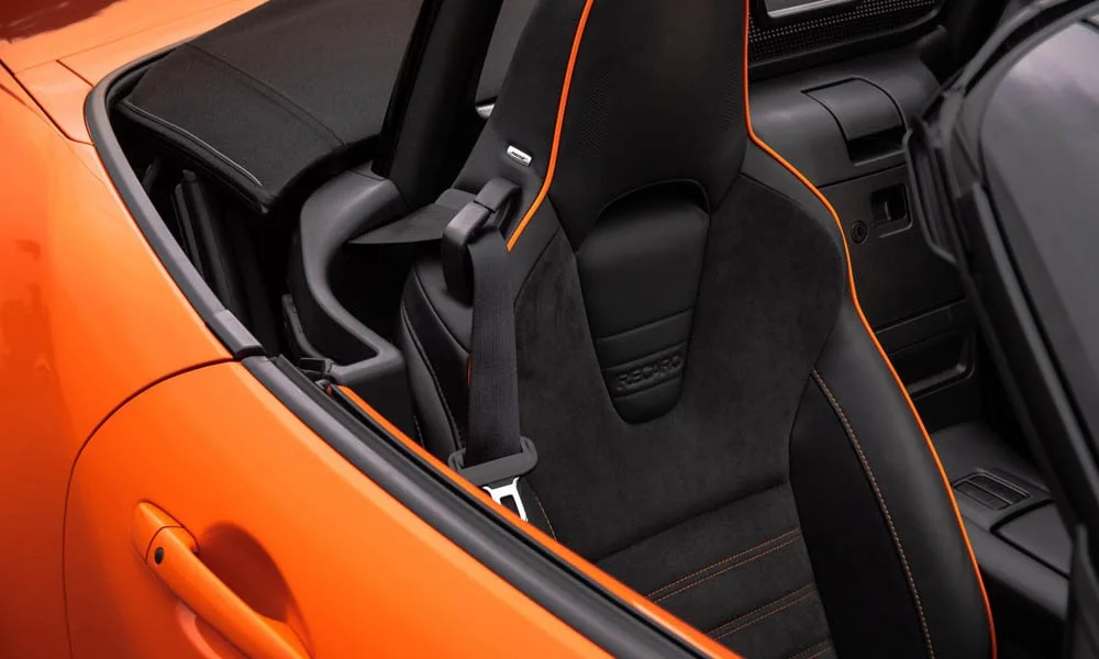 Фото Mazda MX-5 — интерьер, фото 6. Общий план салона: архитектура панели, консоль и кресла Mazda MX-5 — интерьер, фото 6