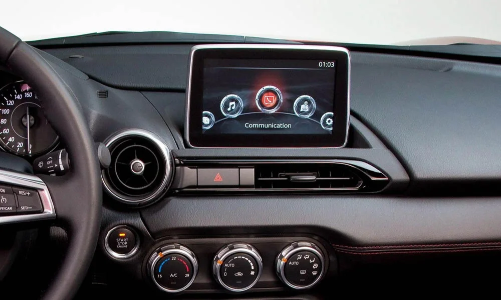Фото Mazda MX-5 — экран мультимедиа. Интерфейс медиасистемы крупным планом. Быстрота отклика интерфейса важнее диагонали — оцените её на тест-драйве Mazda MX-5 — экран мультимедиа
