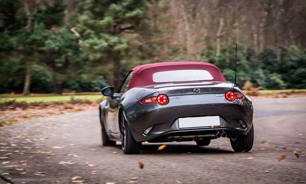 Фото Mazda MX-5 — вид сзади, фото 3. Графика фонарей, бампер и оформление пятой двери. Насадки выхлопа или их имитация внизу бампера различают версии Mazda MX-5 — вид сзади, фото 3