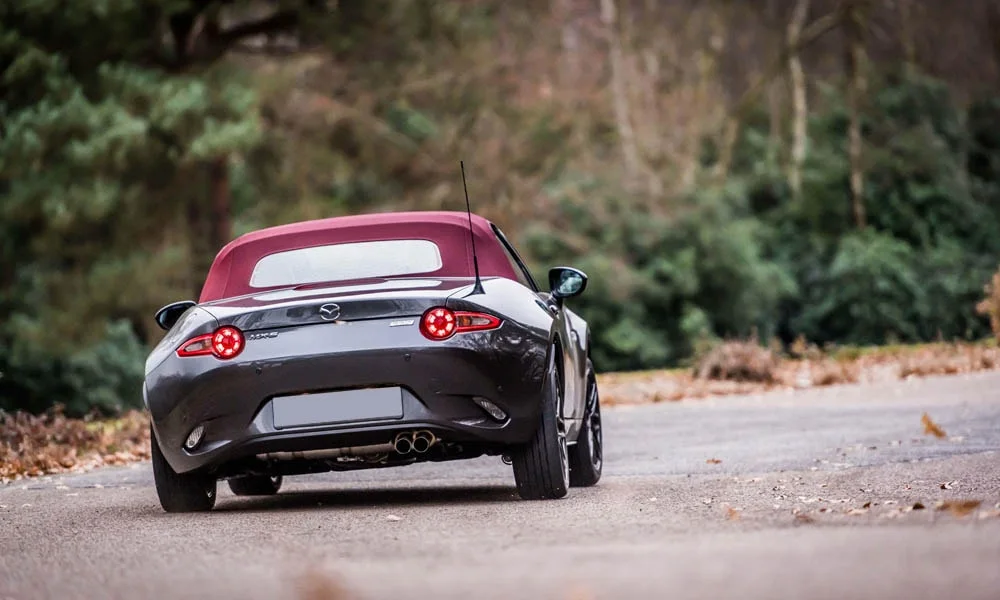 Фото Mazda MX-5 — вид сзади, фото 4. Графика фонарей, бампер и оформление пятой двери Mazda MX-5 — вид сзади, фото 4