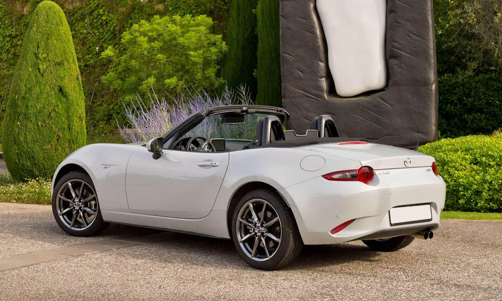 Фото Mazda MX-5 — вид сзади, фото 6. Корма в белом цвете: графика фонарей и пластика пятой двери Mazda MX-5 — вид сзади, фото 6