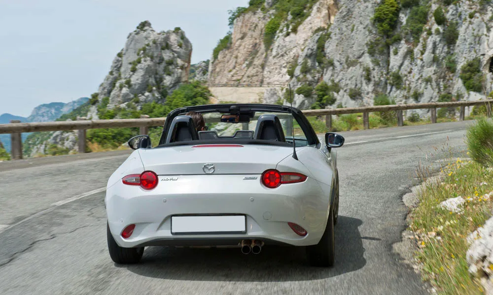 Фото Mazda MX-5 — вид сзади, фото 8. Графика фонарей, бампер и оформление пятой двери. Насадки выхлопа или их имитация внизу бампера различают версии Mazda MX-5 — вид сзади, фото 8