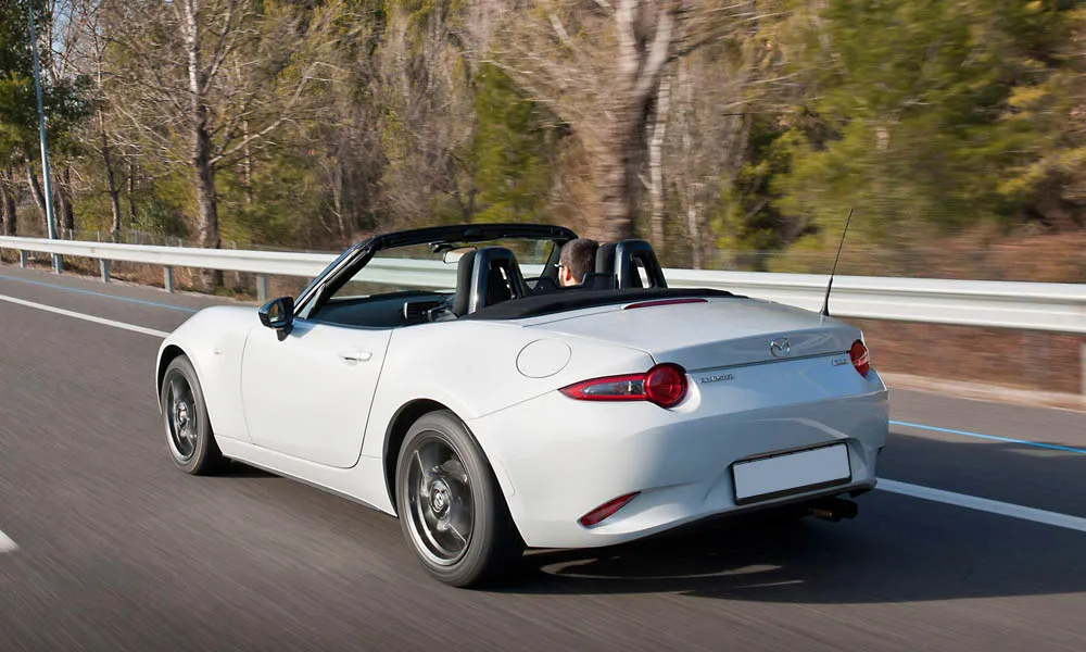 Фото Mazda MX-5 — вид сзади, фото 9. Графика фонарей, бампер и оформление пятой двери Mazda MX-5 — вид сзади, фото 9