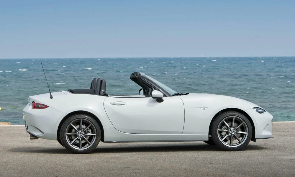 Фото Mazda MX-5 — вид сзади, фото 10. Корма в белом цвете: графика фонарей и пластика пятой двери. Светодиодная полоса или раздельные секции — задняя оптика стала главным украшением кормы Mazda MX-5 — вид сзади, фото 10