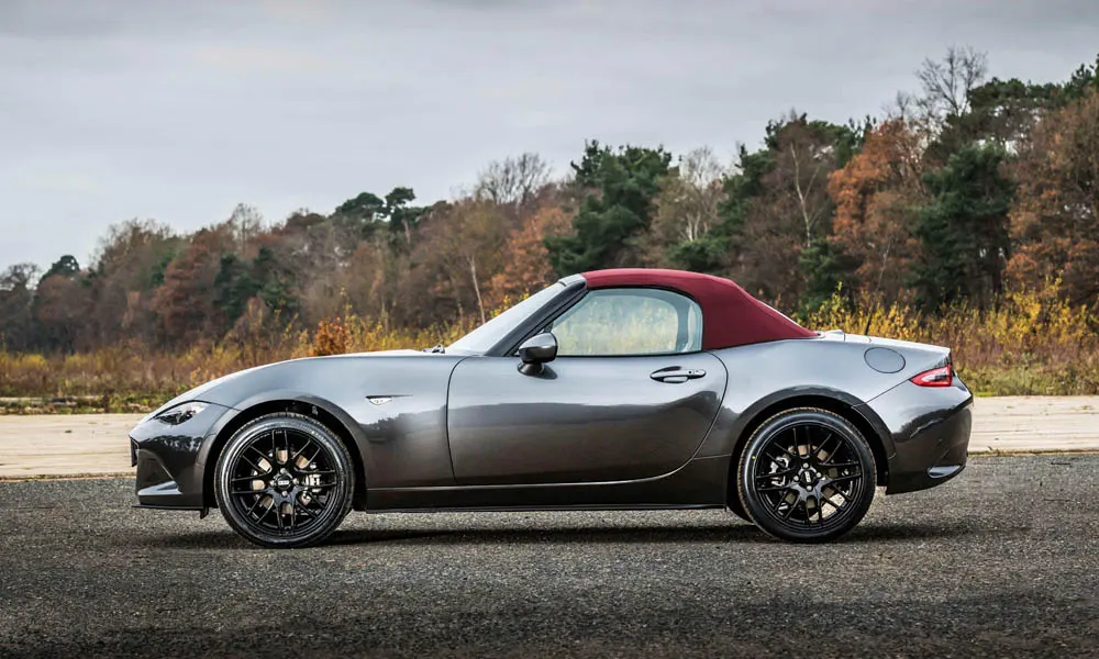 Mazda MX-5 — вид сбоку