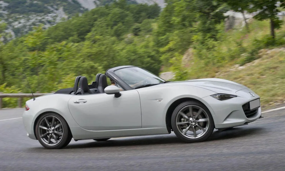 Фото Mazda MX-5 — вид сбоку, фото 3. Профиль кузова: колёсная база, свесы и линия остекления Mazda MX-5 — вид сбоку, фото 3