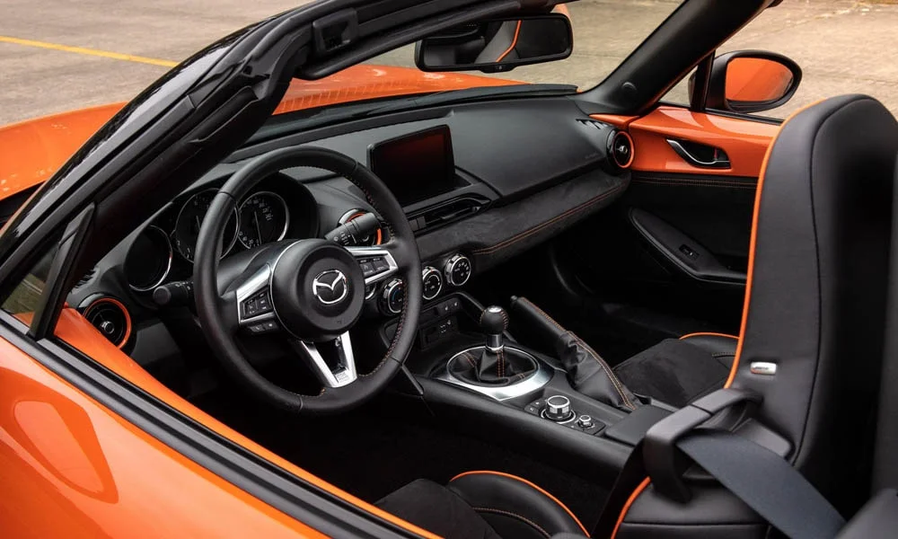 Фото Mazda MX-5 — руль, фото 2. Обшивка обода и компоновка спиц крупным планом. Обогрев обода — опция, которую оценят зимой Mazda MX-5 — руль, фото 2