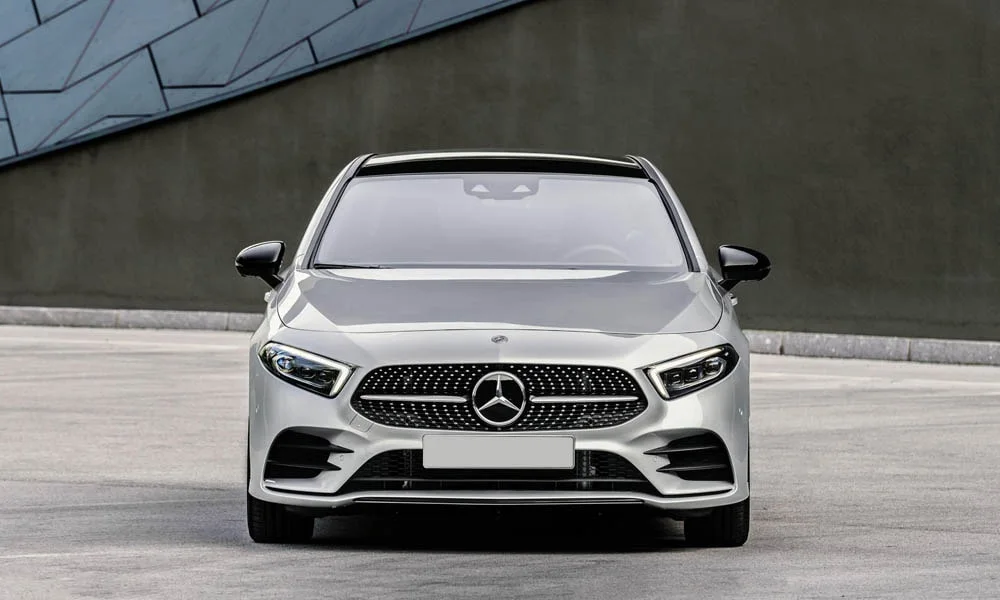 Фото Mercedes-Benz A-Class — вид спереди, фото 9. Передок в серебристом исполнении — крупная светотехника и выразительный бампер Mercedes-Benz A-Class — вид спереди, фото 9