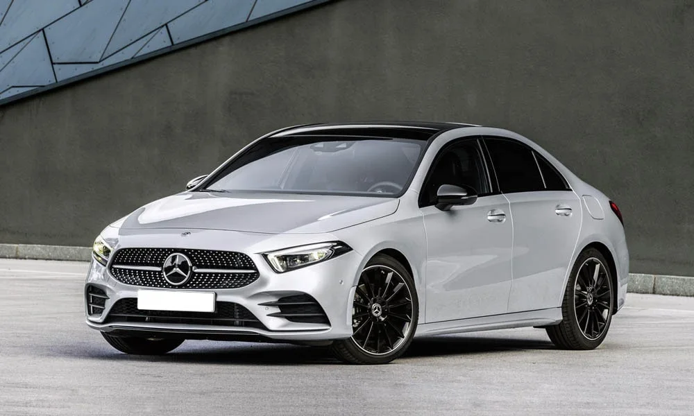 Фото Mercedes-Benz A-Class — вид спереди, фото 10. Оптика, решётка и бампер — первое впечатление о модели. Дневные ходовые огни включаются автоматически с запуском Mercedes-Benz A-Class — вид спереди, фото 10
