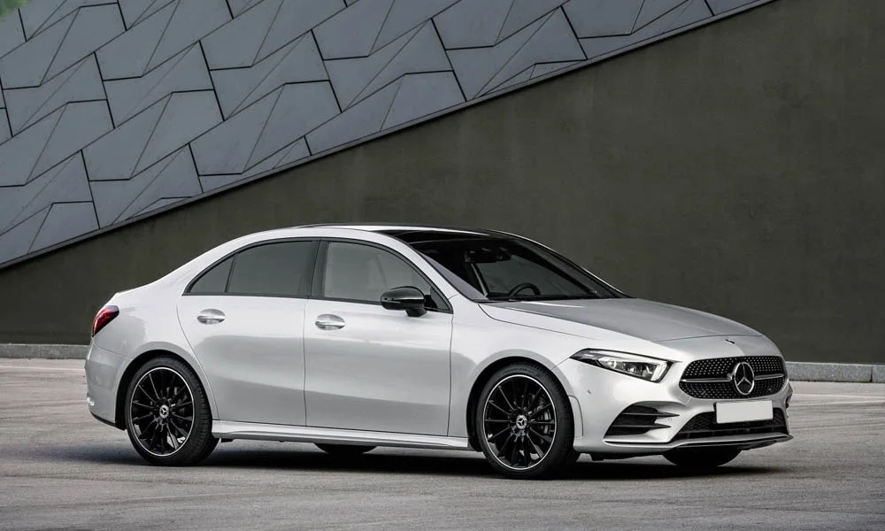 Фото Mercedes-Benz A-Class — вид спереди, фото 11. Оптика, решётка и бампер — первое впечатление о модели. Дневные ходовые огни включаются автоматически с запуском Mercedes-Benz A-Class — вид спереди, фото 11